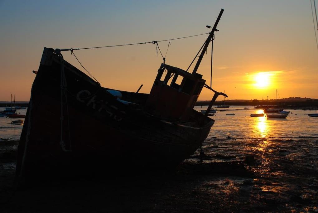 Bromans Barn A Beautiful Cottage By The Sea And Cudmore Nature Reserve West Mersea Buitenkant foto